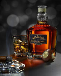 Jack Daniel’s Single Barrel Whiskey. This whiskey features caramel, spice, and fruit notes, mellowed with sugar maple charcoal and aged for at least four years in American Oak barrels for a smooth, distinctive flavor. ABV: 45%. (₩170,000)